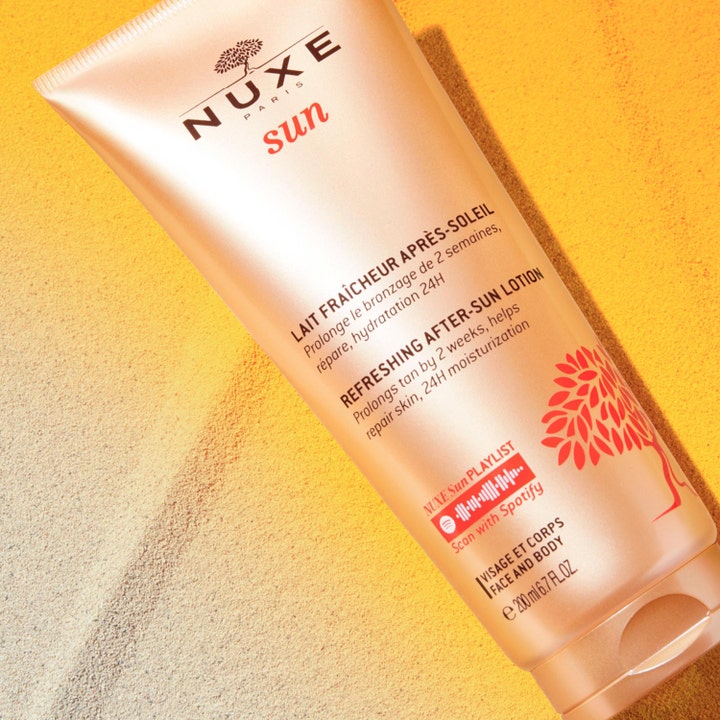 Nuxe Sun Refreshing After Sun Lotion 200 ml after sun i gylden tube på sand der forlænger kuløren