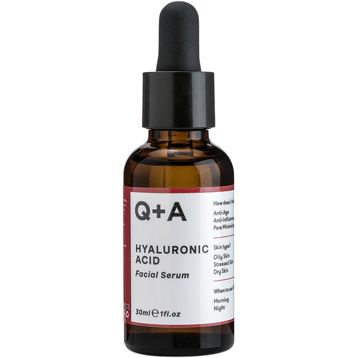 Q+A Hyaluronic Acid Facial Serum 30 ml fugtgivende ansigtsserum i brun glasflaske med sort pipette