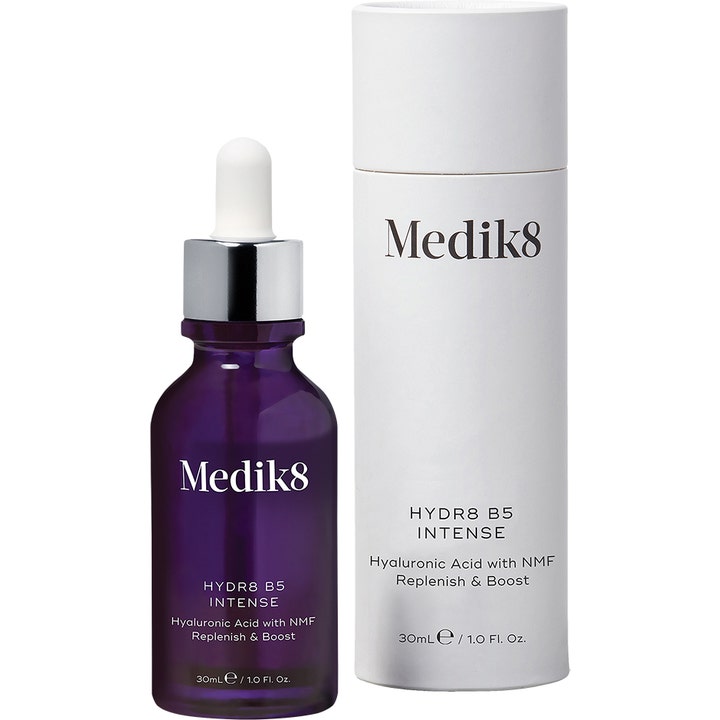 Medik8 Hydr8 B5 Intense 30 ml fugtgivende serum med hyaluronsyre i lilla glasflaske og hvid emballage.