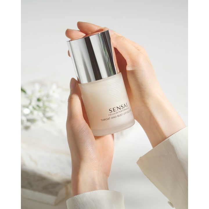 Sensai Cellular Performance Throat And Bust Lifting Effect 100 ml opstrammende serum i frostet glas holdt i hænderne