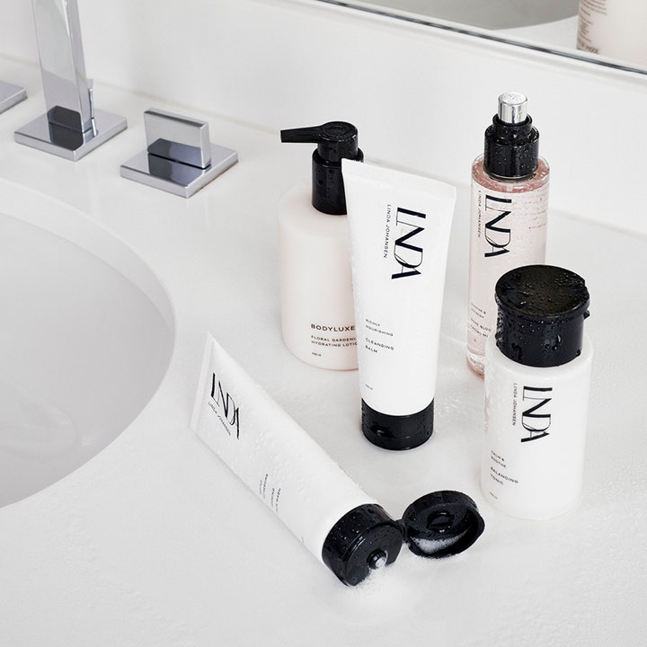 Linda Johansen Balancing Tonic 50 ml beroligende skintonic i hvid flaske i et lyst badeværelsesmiljø.