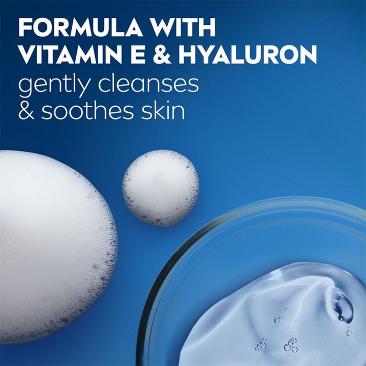 NIVEA MEN Sensitive Shower Gel 250 ml beroligende kropspleje i hvid flaske med bambusekstrakt i et brusebad.