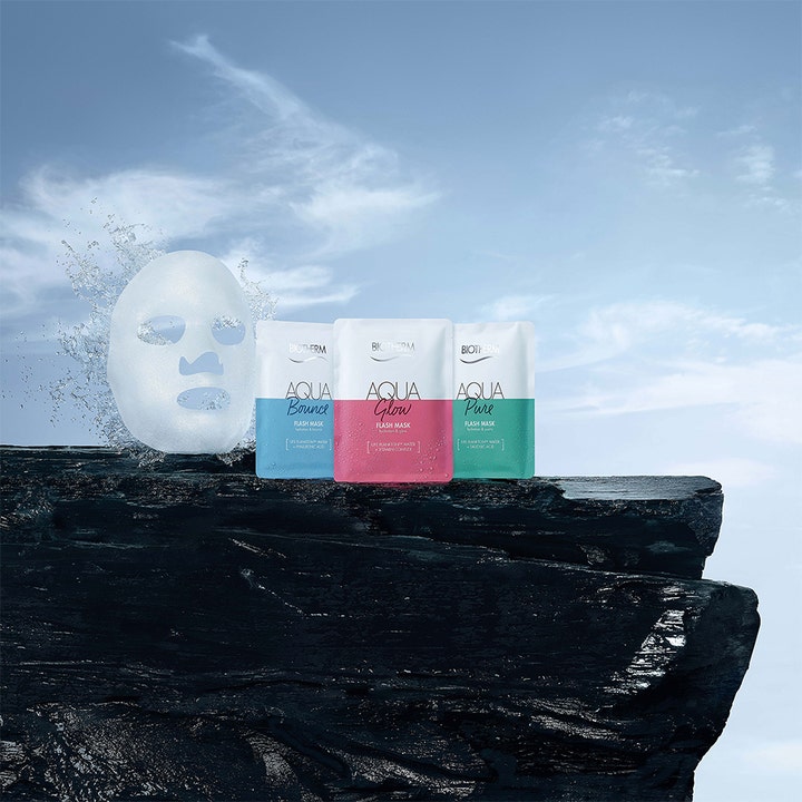 Biotherm Aqua Bounce Flash Moisturizing Mask 35 g fugtgivende sheet maske på en mørk klippe med vandstænk