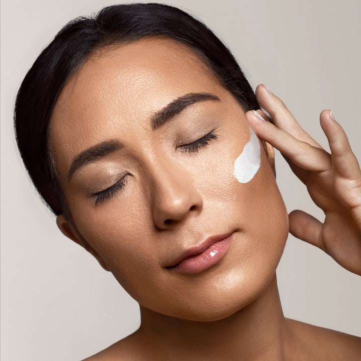 Swiss Clinic Regenerating Cream 100 ml nattcreme påføres en kvindes ansigt for en beroligende effekt