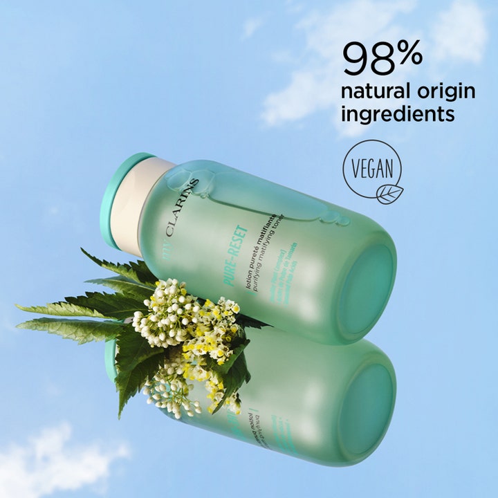 Clarins MyPure-Reset 200 ml vegansk matificerende toner i grøn flaske med 98% naturlige ingredienser mod blå himmel