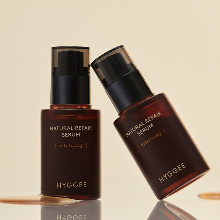 Hyggee Natural Repair Serum 30 ml vitaliserende ansigtsserum i mørkebrune glasflasker med pumpe