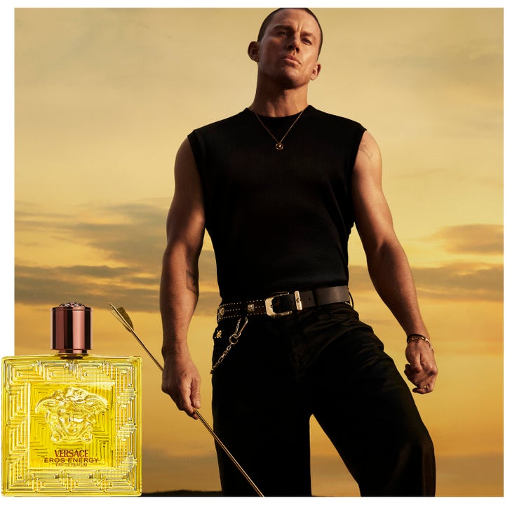 Versace Eros Energy Deo Stick 75 ml herredeodorant i livsstilsmiljø med en mand foran en gylden solnedgang.