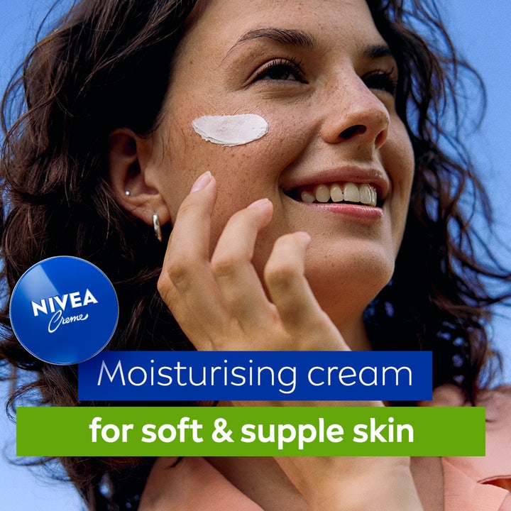NIVEA Creme 75 ml fugtgivende body lotion giver blød og smidig hud vist som en hvid klat på en kvindes kind