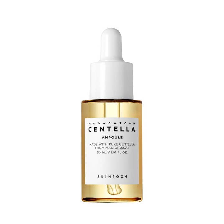 SKIN1004 Madagascar Centella Ampoule 30 ml beroligende serum i glasflaske med gylden væske og hvid pipette.