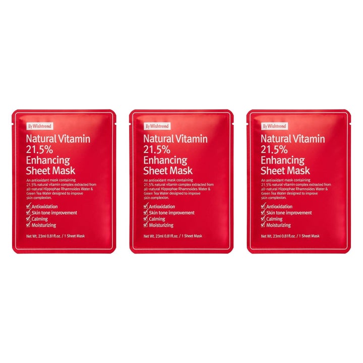 By Wishtrend Natural Vitamin 21.5% Enhancing Sheet Mask 23ml fugtgivende ansigtsmaske i tre røde engangspakker.