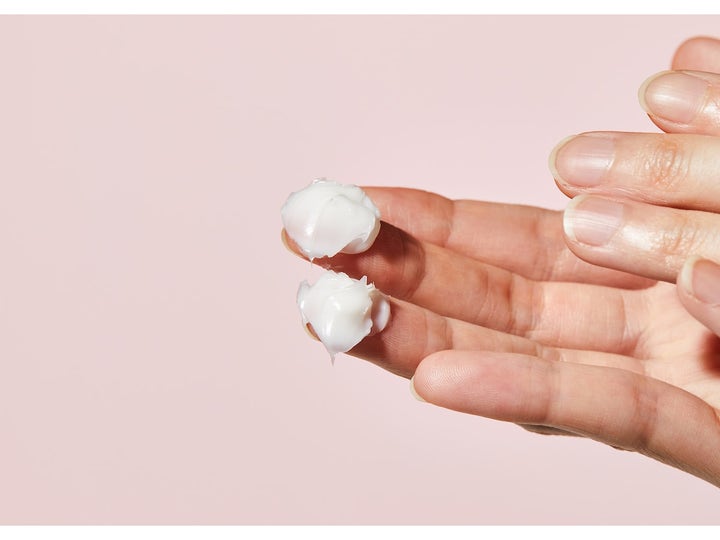 COSRX Balancium Comfort Ceramide Cream 80 ml styrkende dagcreme har en tyk hvid konsistens på fingerspidserne