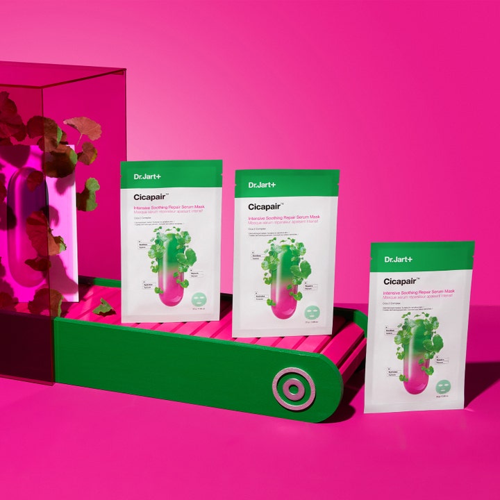 Dr.Jart+ Cicapair Intensive Soothing Repair Serum Mask 25 g beroligende ansigtsmaske i grønne breve på pink baggrund