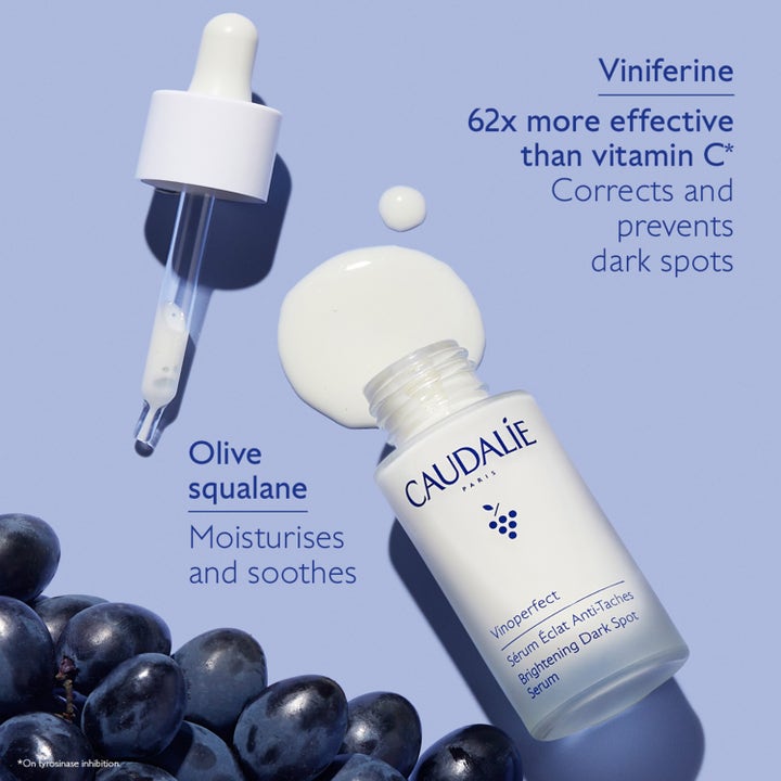 Caudalie Vinoperfect Serum 30 ml mod pigmentpletter med hvid tekstur, pipette og friske vindruer