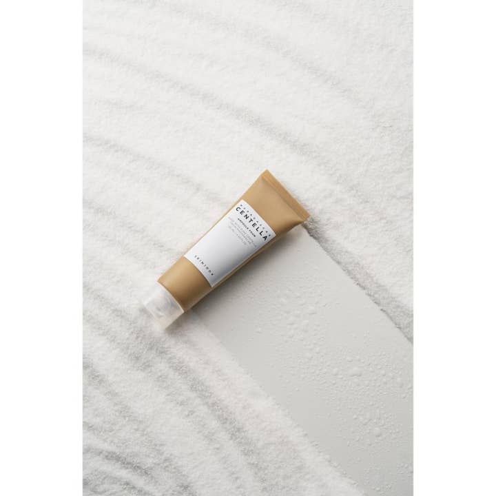 SKIN1004 Madagascar Centella Ampoule Foam 125 ml beroligende rengøringsskum i brun tube på hvidt sand