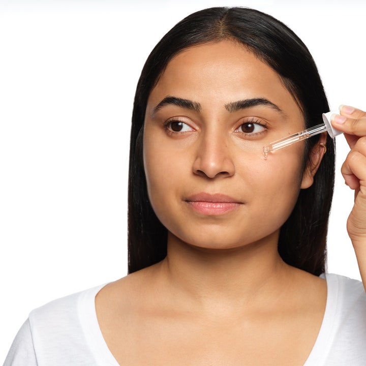 The Ordinary Hyaluronic Acid 2% + B5 V2 Next Gen 30 ml fugtgivende serum påføres huden med en glaspipette