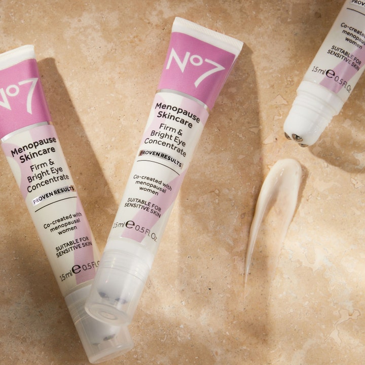 No7 Menopause Skincare Firm & Bright Eye Concentrate 15 ml opstrammende øjencreme i tube med kølende metalkugler
