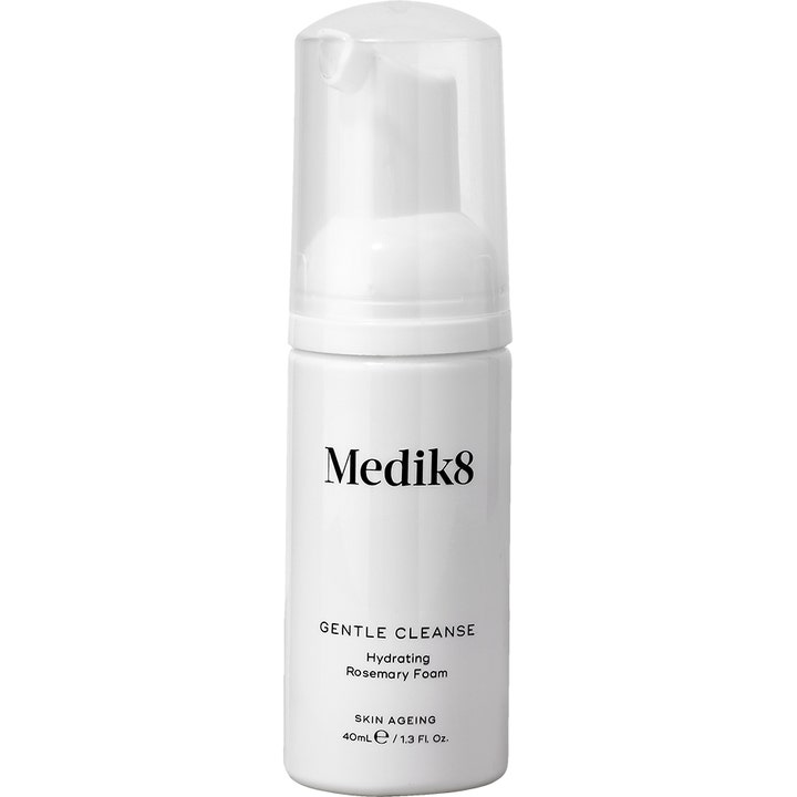 Medik8 Gentle Cleanse 40ml hydrerende ansigtsrens der giver fugt i hvid pumpeflaske med gennemsigtigt låg.