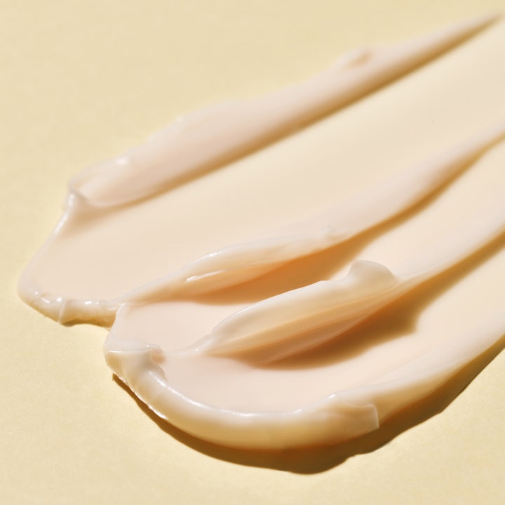 Dr.Jart+ Ceramidin Ectoin-Infused Cream 50 ml fugtgivende dagcreme med en rig og cremet tekstur i bløde strøg.