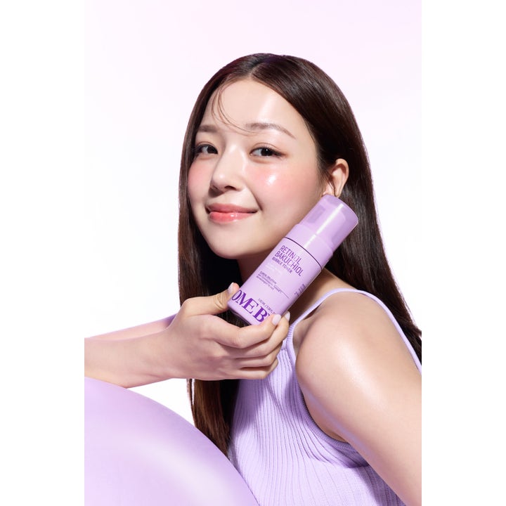 Some By Mi Retinol Bakuchiol Bubble Toner 100 ml mod rynker holdes af kvinde med glødende hud