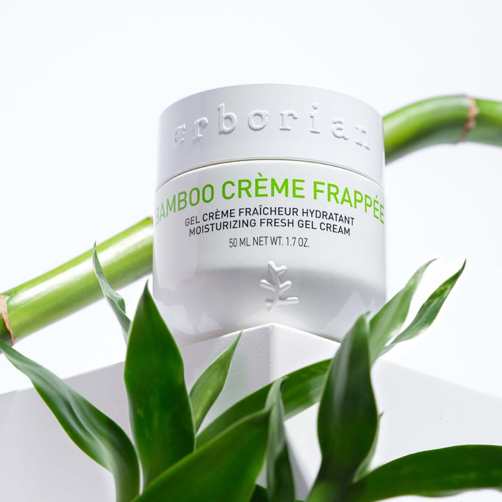 Erborian Bamboo Cream Frappée 50 ml fugtgivende ansigtscreme i hvid krukke omgivet af grønne bambusstængler.