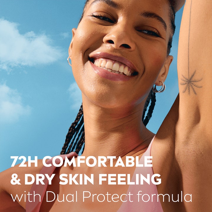 NIVEA Dry Comfort Spray 150 ml deospray giver 72 timers tør hudfornemmelse vist med smilende kvinde mod blå himmel