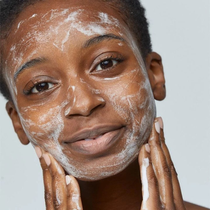 Dermalogica Special Cleansing Gel Refill 500 ml rengøringsgel der danner et hvidt skum på huden ved brug.