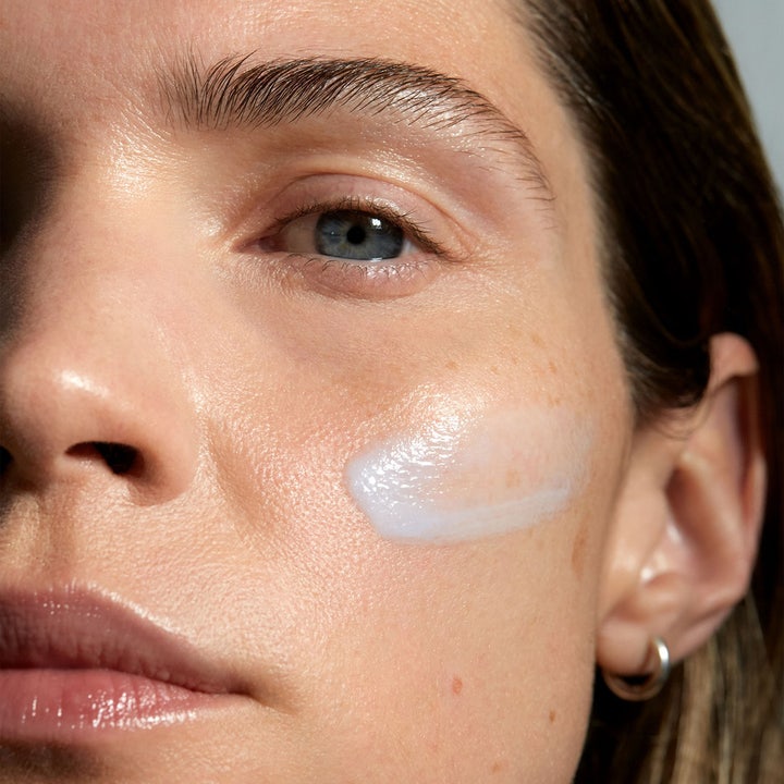 MÁDARA Retinol Alternative Serum 30 ml mod rynker påføres som creme på kinden for glød og fugt