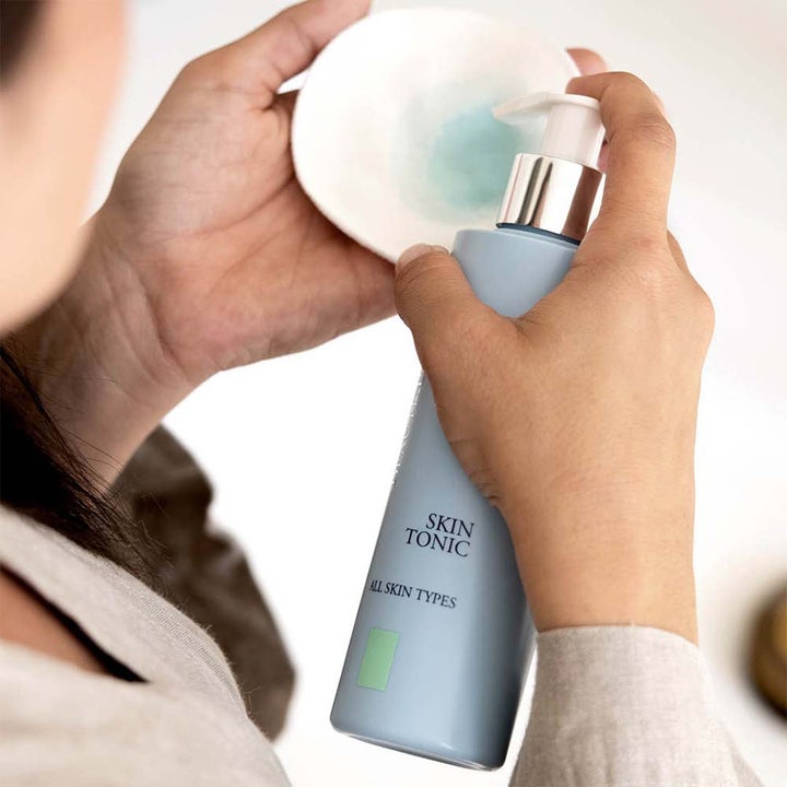 Beauté Pacifique Toner 200 ml til alle hudtyper påføres fra lyseblå pumpeflaske på vatrondel.
