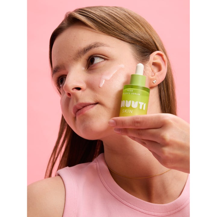 Smuuti Skin Pear Balance Serum 30 ml fugtgivende ansigtsserum i grøn flaske der påføres en persons kind.