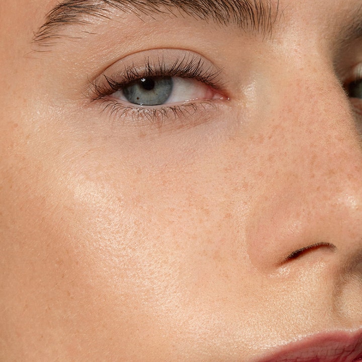 MÁDARA H2O Tint Hyaluron Tinted Serum 30 ml fugtgivende serum der giver naturlig glød på hud med fregner