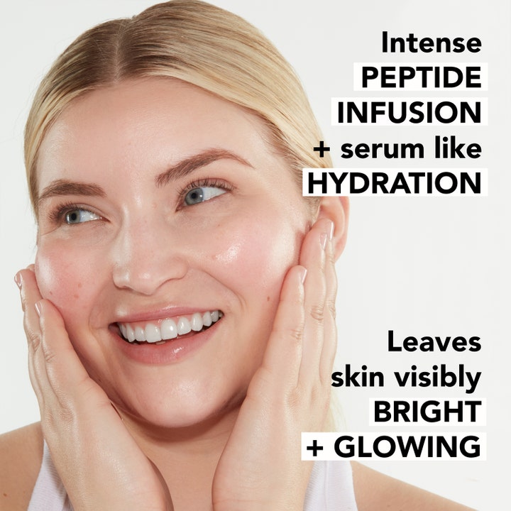 Mario Badescu Hydrating Glow Toner 236 ml fugtgivende toner på smilende kvinde med strålende hud og peptide tekst.