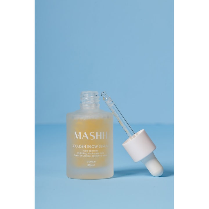 MASHH Golden Glow Serum 30 ml fugtgivende ansigtsserum i mat glasflaske med hvid pipette og synligt guldglimmer.