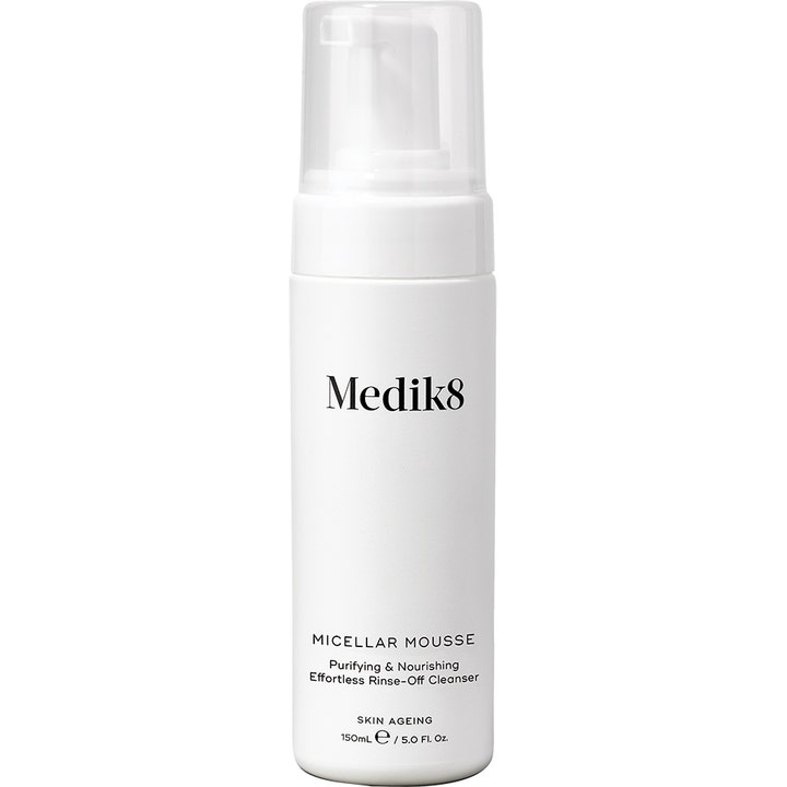 Medik8 Micellar Mousse 150 ml rensende ansigtsrens i hvid pumpeflaske med gennemsigtigt låg.