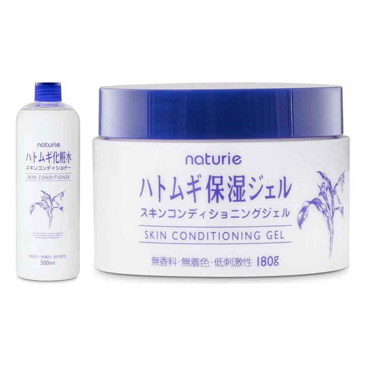 Naturie Hatomugi Skin Conditioner 500ml og Gel 180g fugtgivende hudpleje i hvid flaske og krukke med blåt låg