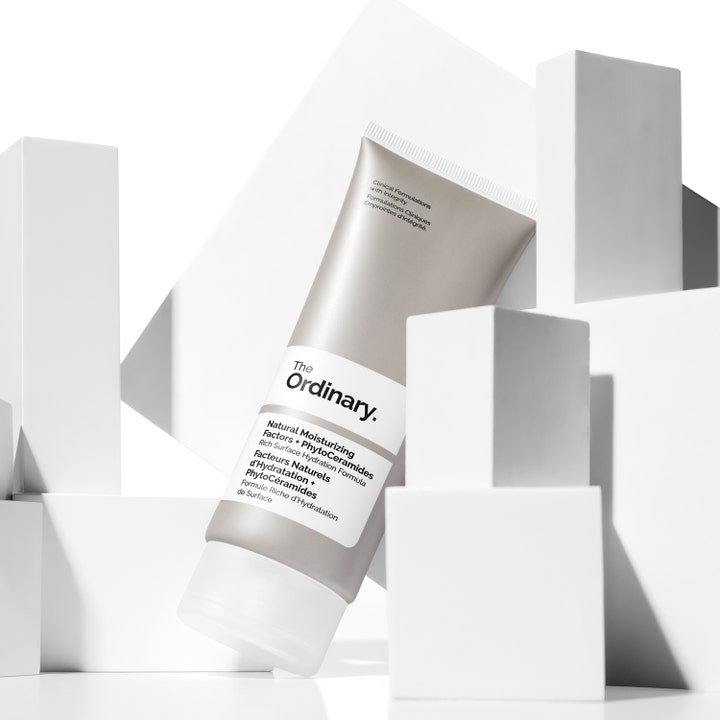The Ordinary Natural Moisturizing Factors + Phytoceramides 30 ml fugtgivende dagcreme i gråbrun tube mod hvide klodser
