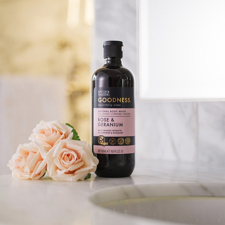 Baylis & Harding Goodness Body Wash Rose & Geranium 500 ml i mørk flaske med lyserøde roser på marmor
