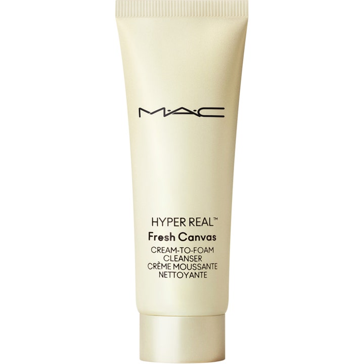 MAC Hyper Real Fresh Canvas Cream-To-Foam Cleanser ansigtsrens i en perlemorsglinsende champagnefarvet tube.
