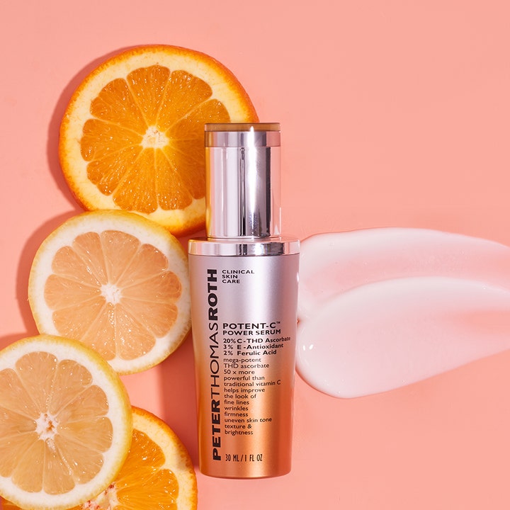 Peter Thomas Roth Potent C Power Serum 30 ml med C-vitamin og appelsinskiver på lyserød baggrund