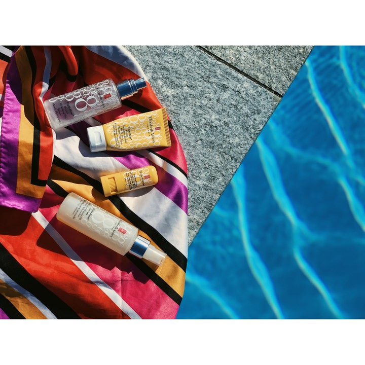 Elizabeth Arden Eight Hour Cream Sun Defense for Face 50 ml solcreme SPF 50 på et stribet tørklæde ved en pool