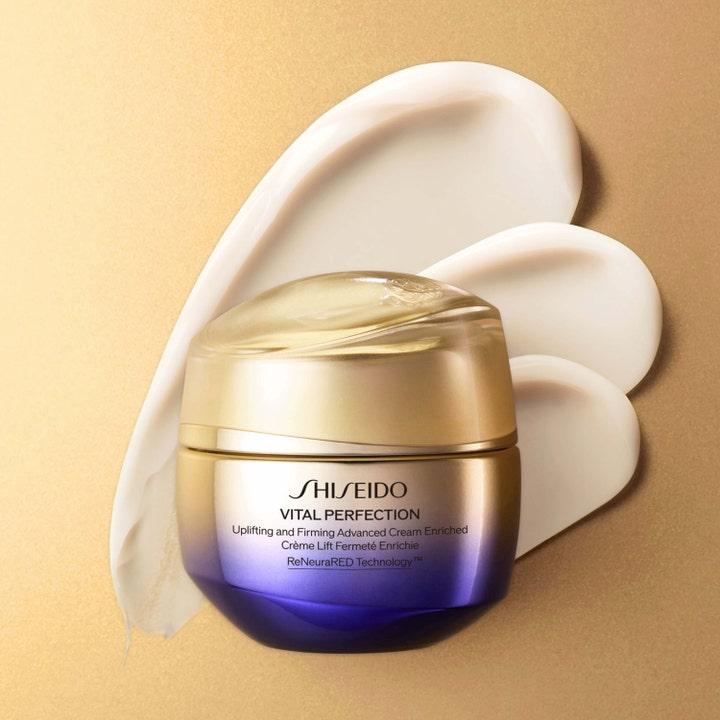 Shiseido Vital Perfection Advanced Cream Enriched 50 ml opstrammende dagcreme i guld og lilla krukke med rige creme-strøg