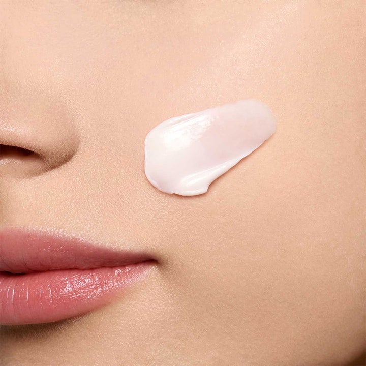Clarins Super Restorative Day Cream 50 ml fugtgivende dagcreme vist som en cremet lyserød swatch på huden
