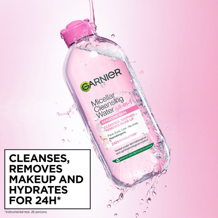 Garnier Skin Active Micellar Cleansing Water 400 ml til sensitiv hud i klar flaske med vandstænk og lyserødt låg.
