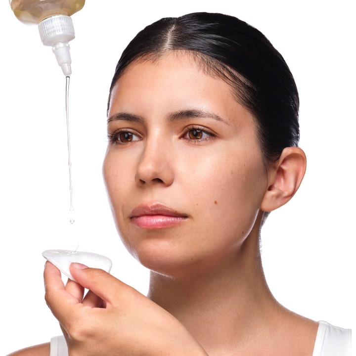 The Ordinary Glycolic Acid 7% Exfoliating Toner 240 ml eksfolierende toner påføres en vatrondel