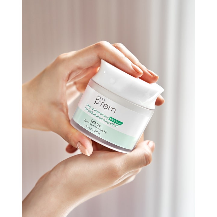 Make Prem Safe Me. Relief Moisture Cream 12 80 ml fugtgivende dagcreme i hvid krukke holdt af hænder.