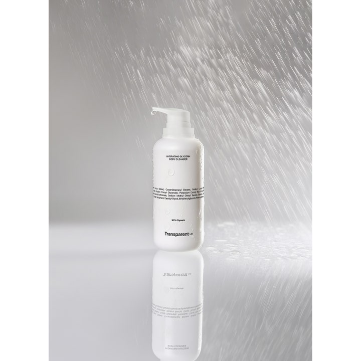 Niche Beauty Lab Transparent Lab Hydrating Glycerin Body Cleanser 400 ml hvid pumpeflaske i en strøm af vand