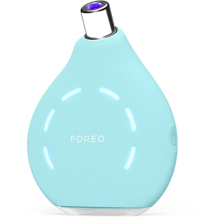 FOREO KIWI 1 stk beauty tech porerenser i lyseblå silikone med metaldyse og lysende cirkelindikator