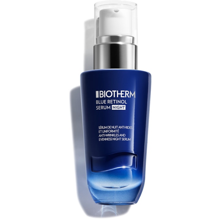 Biotherm Blue Retinol Serum Night mod rynker i mørkeblå glasflaske med sølvpumpe og transparent låg.