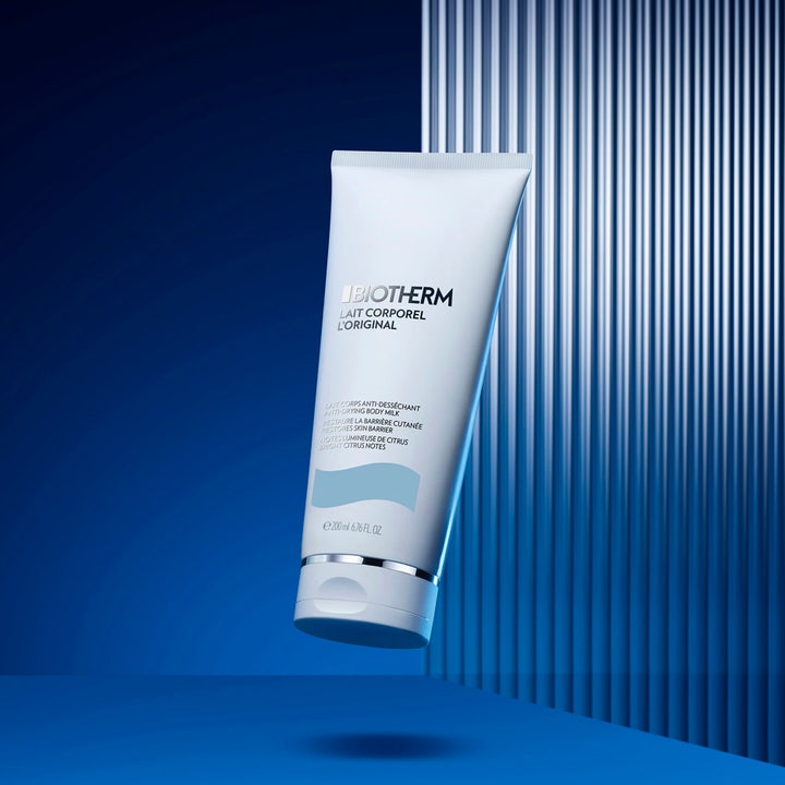 Biotherm Lait Corporel 200 ml fugtgivende bodylotion i hvid tube foran blå baggrund med metalstriber