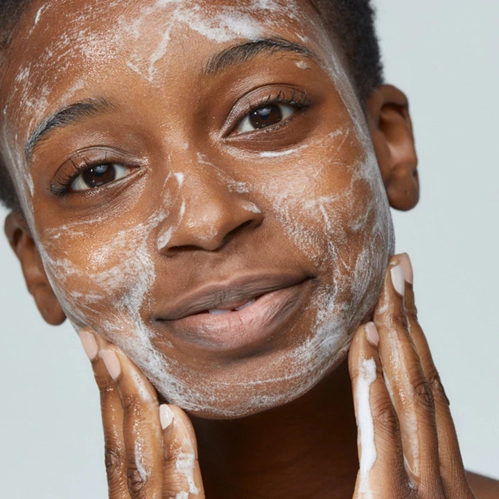 Dermalogica Special Cleansing Gel 50 ml ansigtsrens danner et hvidt skum på huden ved påføring.