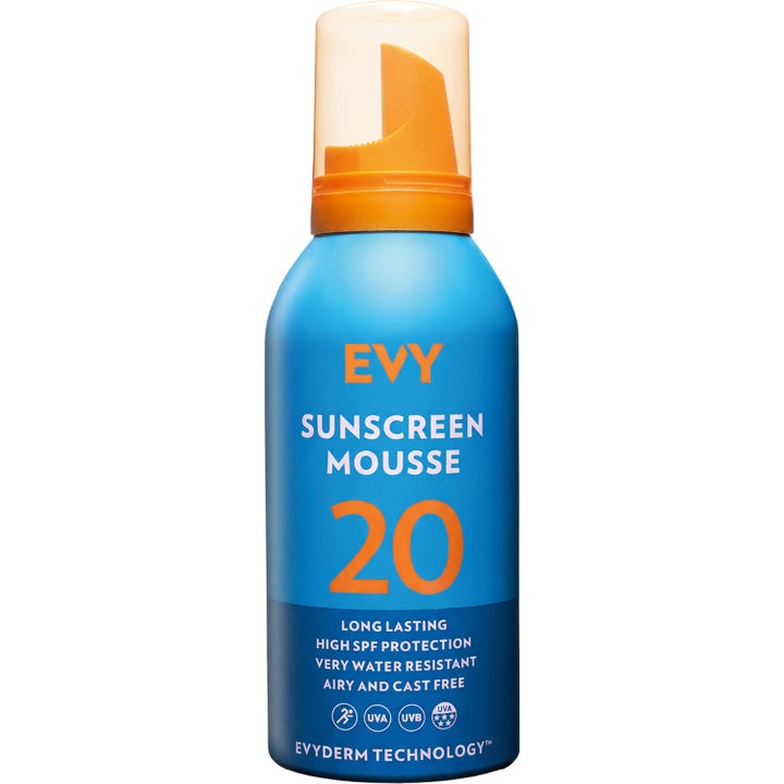 EVY Technology Sunscreen Mousse SPF 20 giver langvarig solbeskyttelse i en blå sprayflaske med orange låg